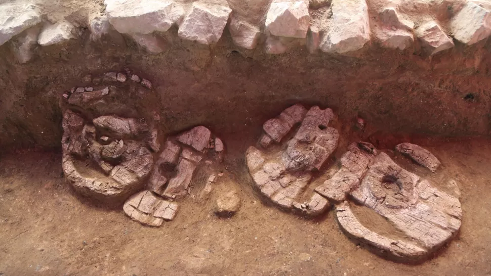 Zakopana drvena kola pronađena na arheološkom nalazištu u kineskom Xinjiangu. Autor slike: Xinjiang Institute of Cultural Relics and Archaeology