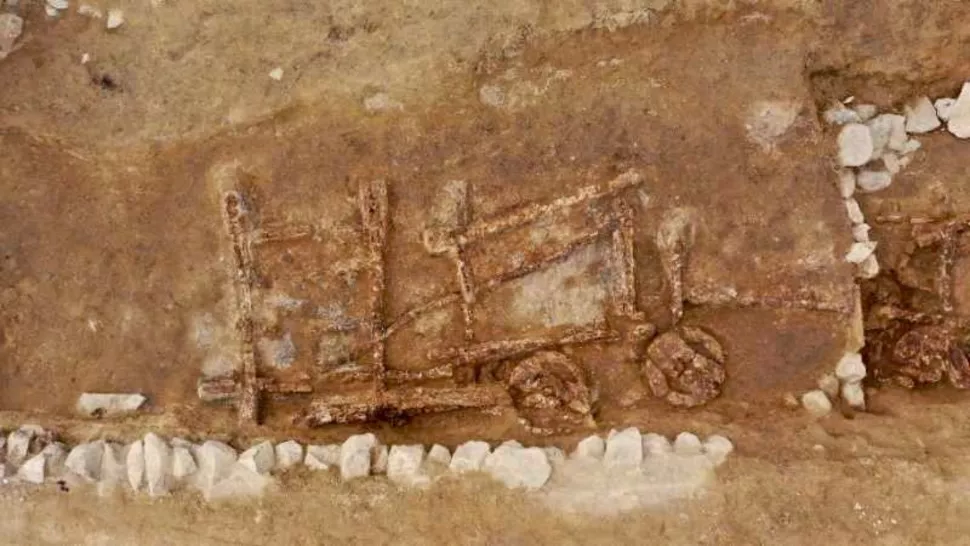 Pogled odozgo na zakopana drvena kola pronađena na arheološkom nalazištu u kineskom Xinjiangu. (Slika: Xinjiang Institute of Cultural Relics and Archaeology)