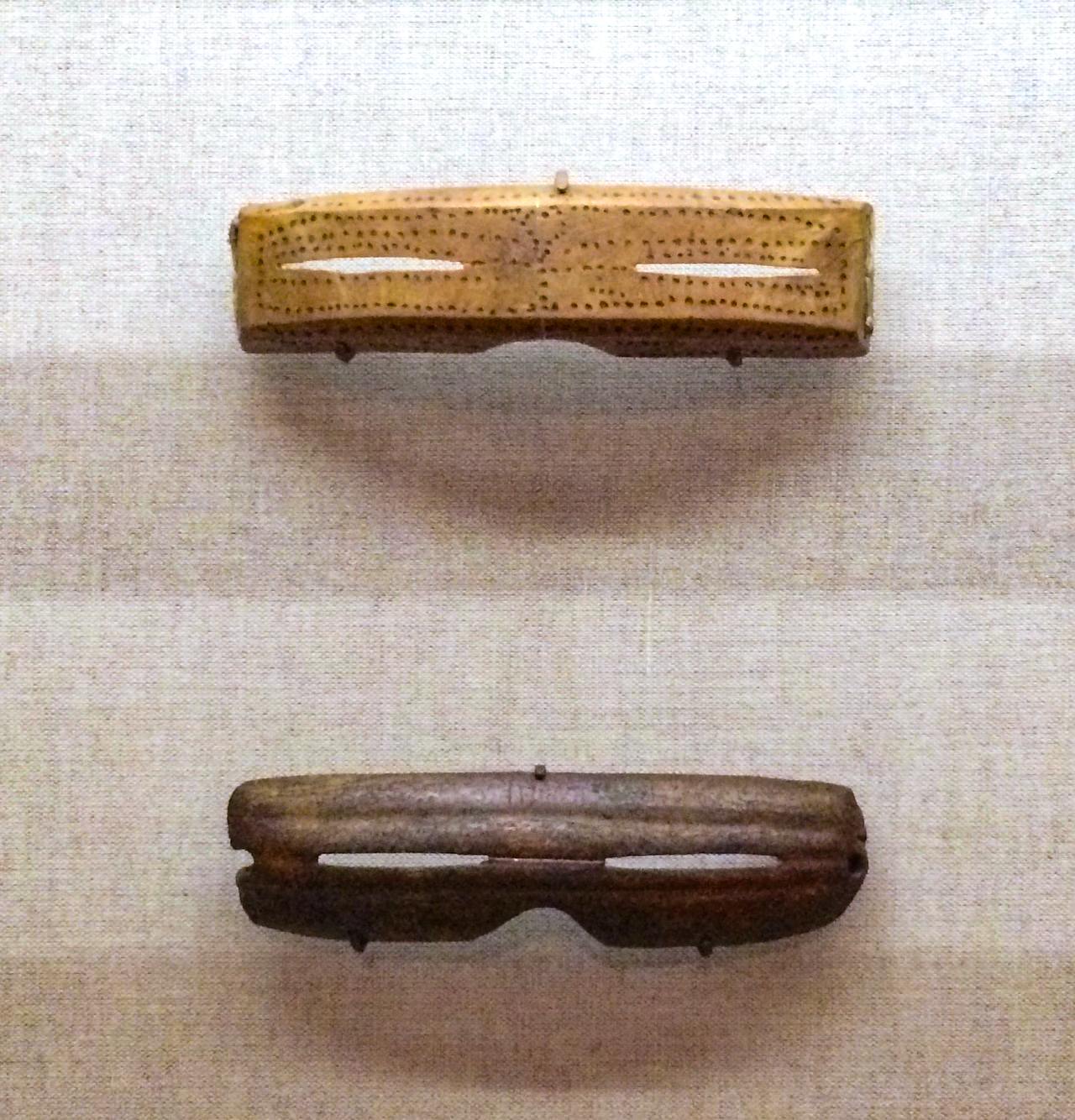 Inuitské sněhové brýle vyřezávané z kosti, slonoviny, dřeva nebo parohu 3