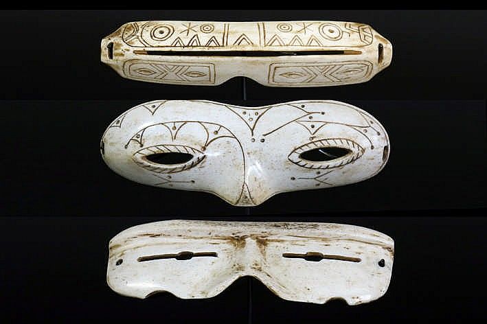 Inuitské sněhové brýle vyřezávané z kosti, slonoviny, dřeva nebo parohu 6