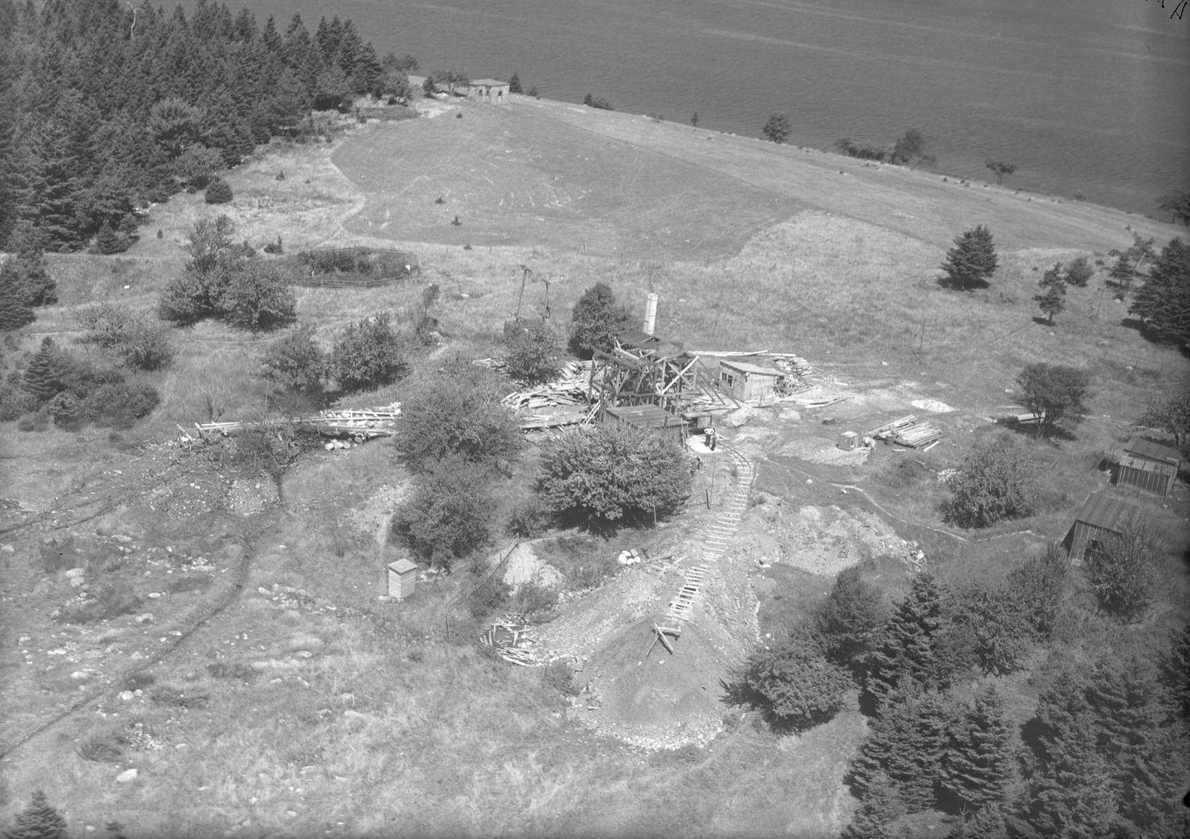 Een foto werd genomen in augustus 1931 op Oak Island in Nova Scotia, Canada. Het beeldde verschillende opgravingen en constructies af.