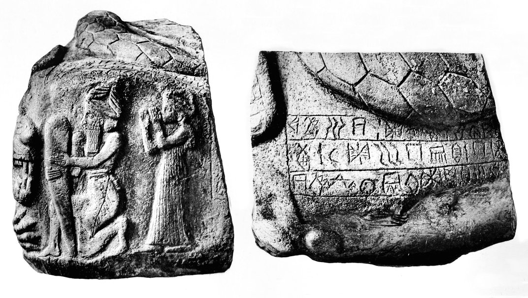 Batu berlubang dengan prasasti Linear Elamite, dari koleksi Louvre. Selama abad yang lalu, para arkeolog telah menemukan lebih dari 1,600 prasasti Proto-Elam, tetapi hanya sekitar 43 prasasti di Linear Elamite, yang tersebar luas di seluruh Iran. © Wikimedia Commons