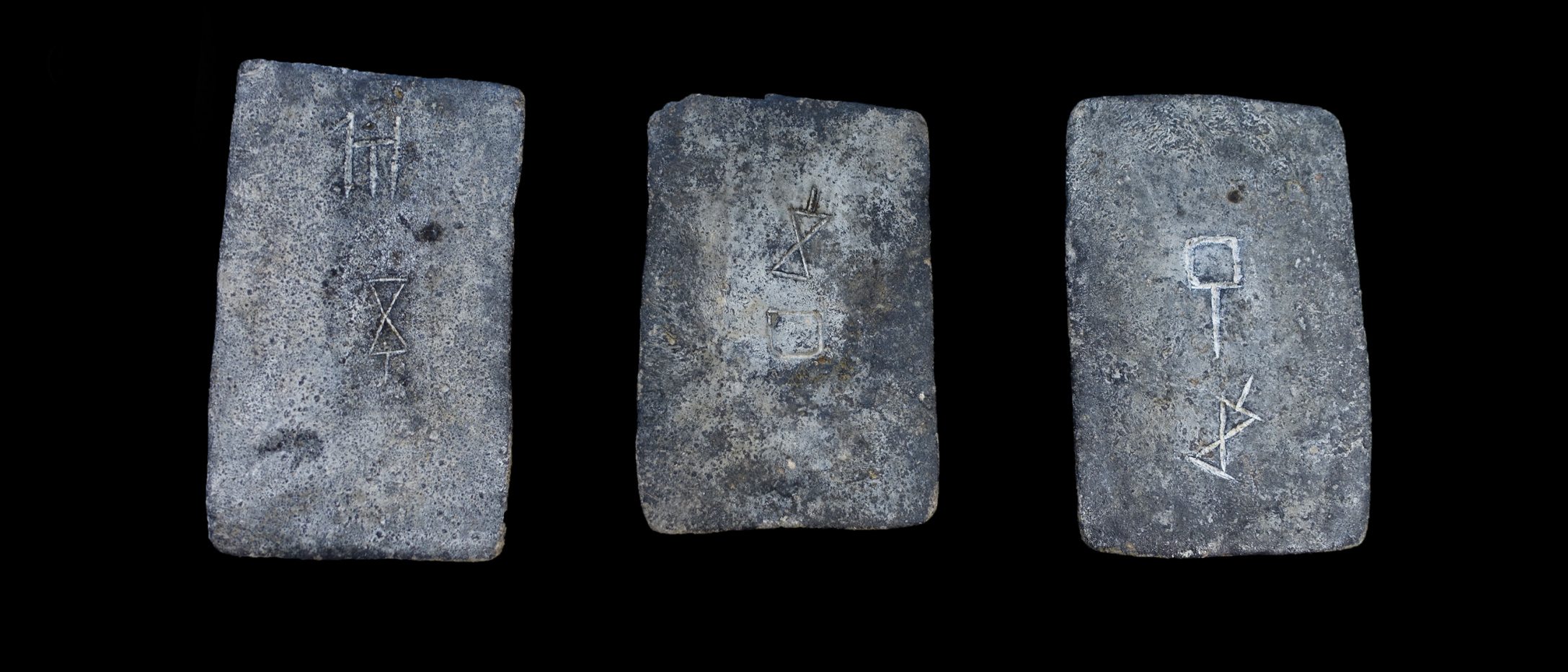 ಇಸ್ರೇಲ್ ಕರಾವಳಿಯ ಸಮುದ್ರದಿಂದ ಅಧ್ಯಯನ ಮಾಡಿದ ಕೆಲವು ತವರ ಗಟ್ಟಿಗಳು (ಸುಮಾರು 1300-1200 BCE).