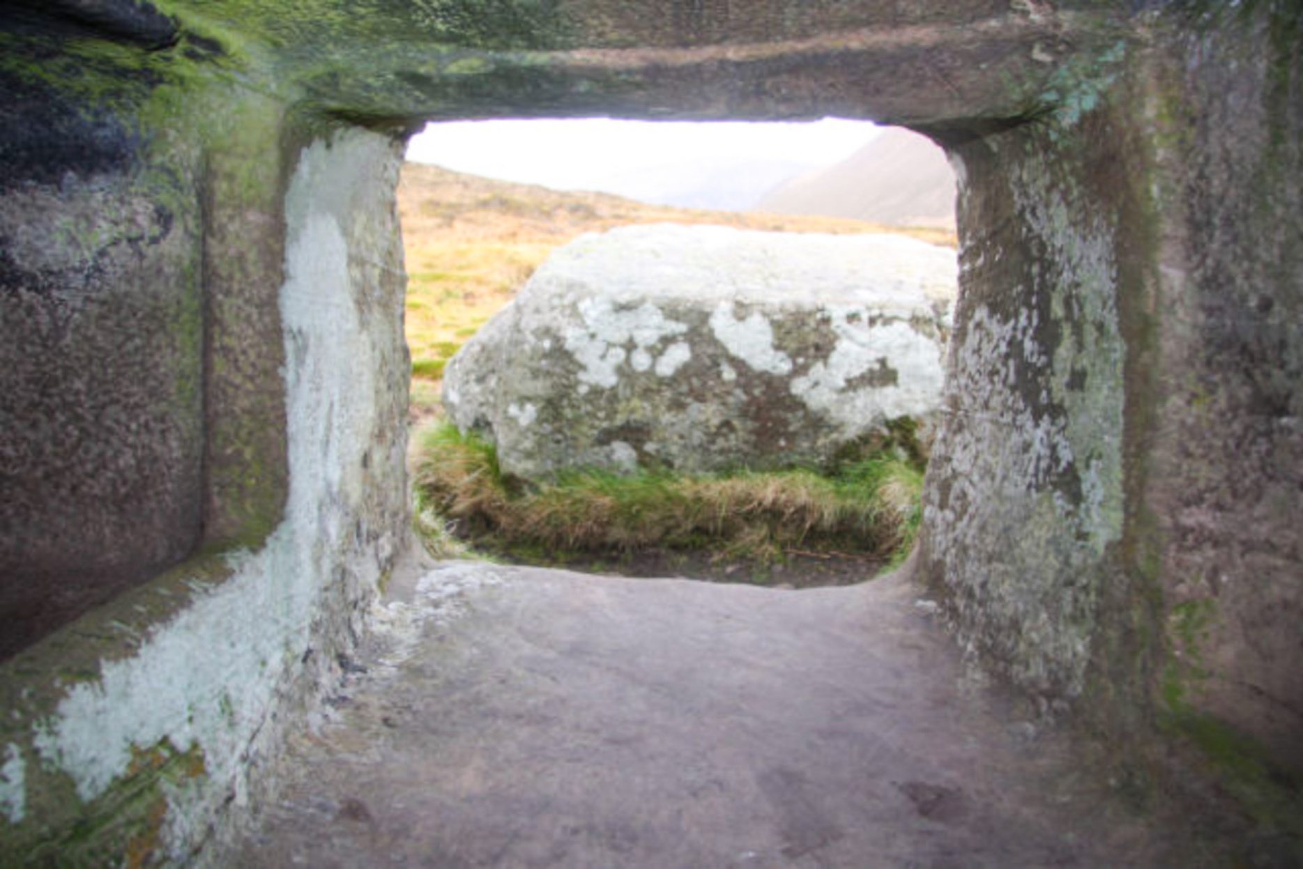 A Dwarfie Stane belsejében A nagy kő kívül egykor elzárta ennek a neolitikus sziklába vájt sírnak a bejáratát.