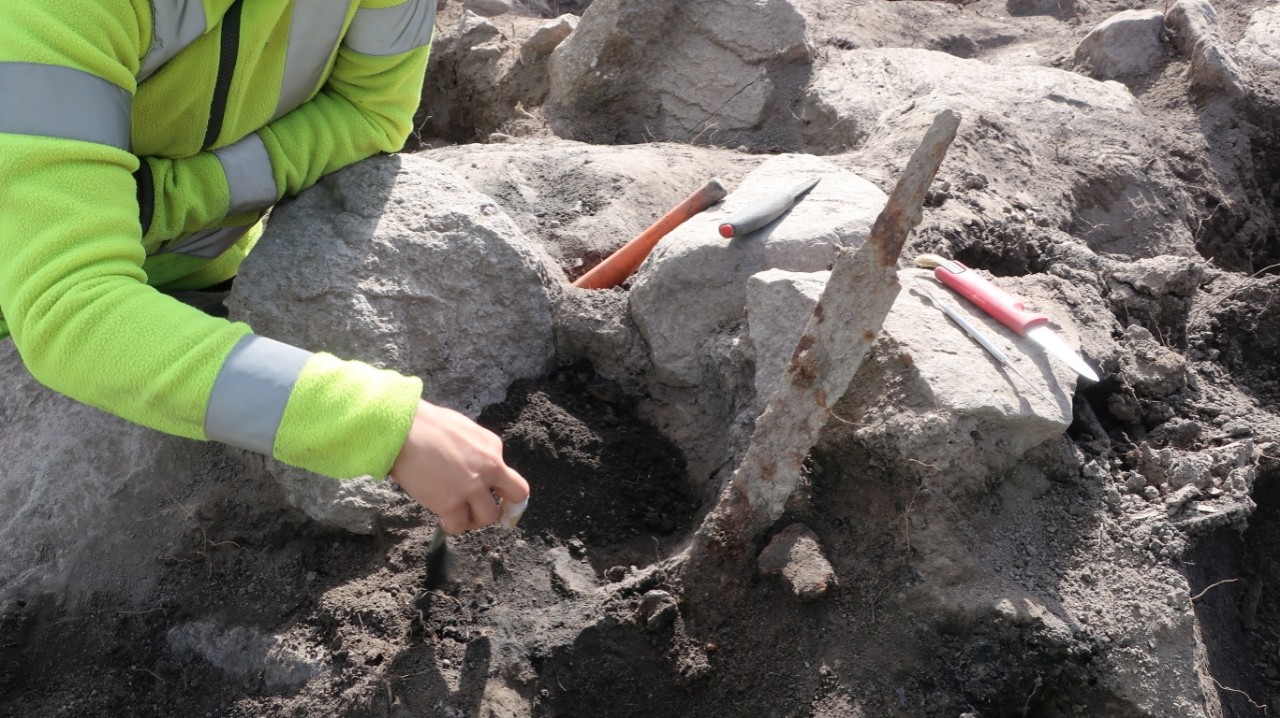 Mysterious Viking swords at 1,200-year-old burial site unearthed 1