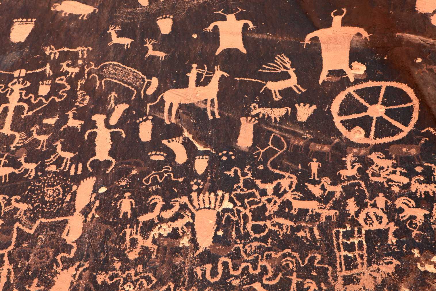 Anasazi petroglyphs ao amin'ny zaridainam-panjakana Newspaper Rock, Utah, Etazonia. Indrisy anefa fa tsy nanana fiteny an-tsoratra ny Anasazi, ary tsy fantatra ny anarana niantsoana ny tenany. © iStock