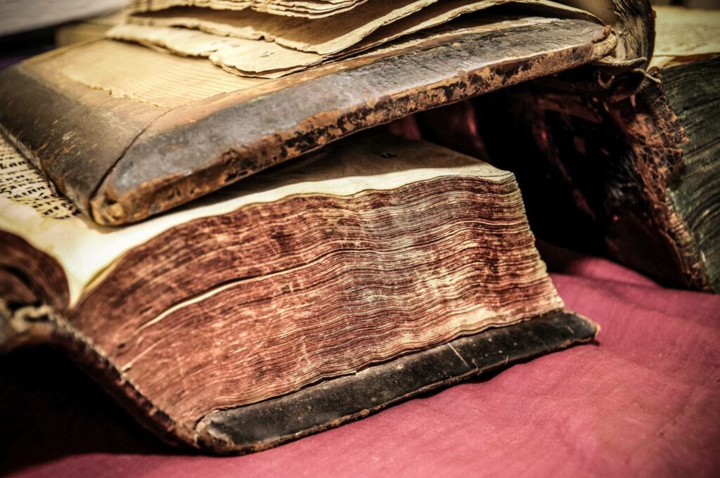 Manuscris antic misterios cu acoperire de piele umană reapare în Kazahstan după ani de tăcere! 2