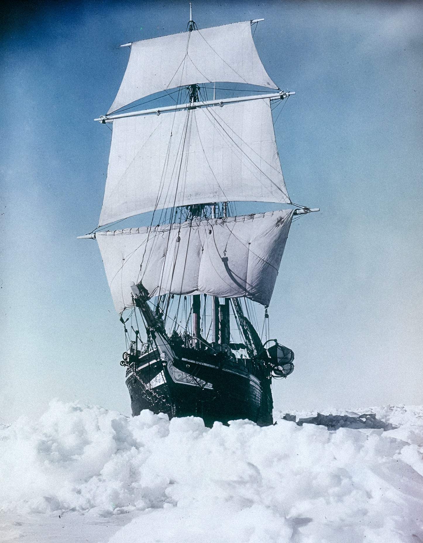 Endurance sob vapor e vela tentando romper gelo no Mar de Weddell na Expedição Imperial Transantártica, 1915, por Frank Hurley.