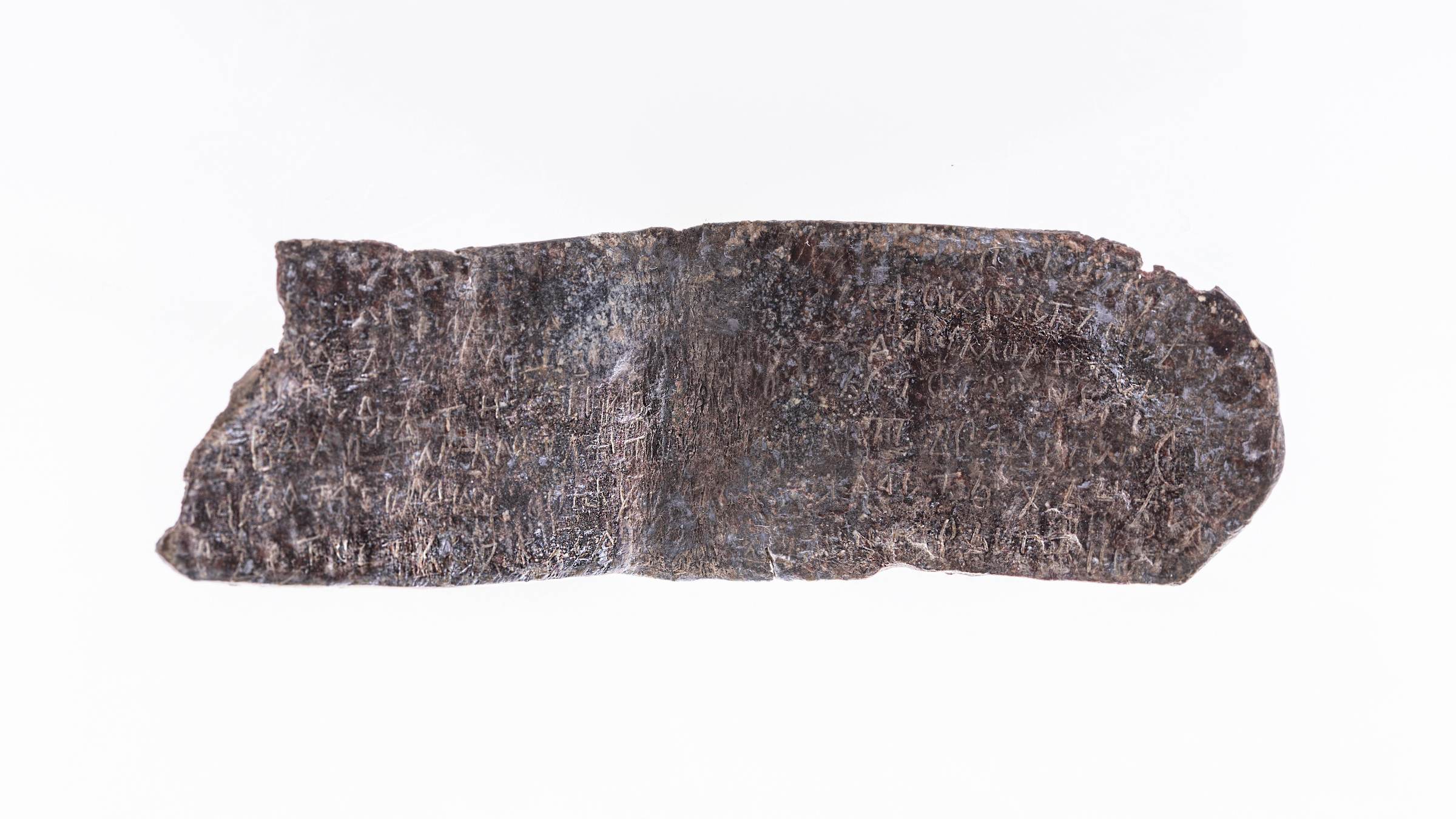악을 물리치기 위한 1,100년 된 흉갑에는 지금까지 발견된 것 중 가장 오래된 키릴 문자가 들어 있을 수 있습니다.