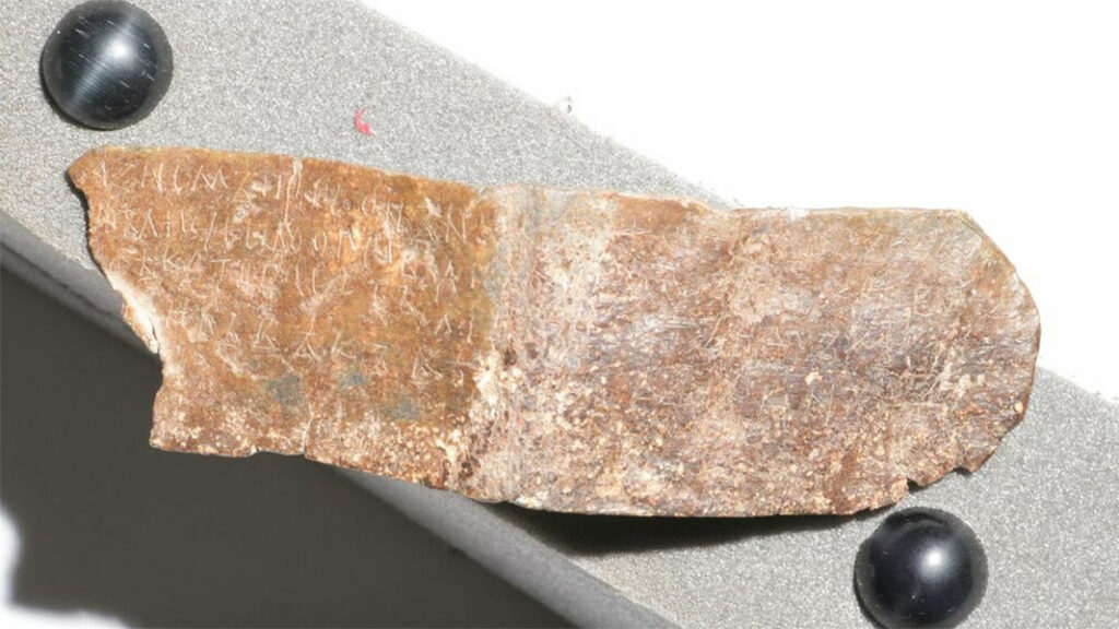 Der 1,100 Jahre alte Brustpanzer zur Abwehr des Bösen enthält möglicherweise die älteste jemals gefundene kyrillische Schrift 9