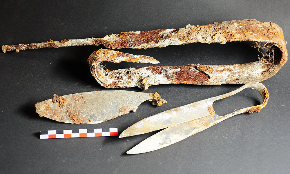 2,300 6 rokov staré nožnice a „zložený“ meč objavené v keltskej žiarovej hrobke v Nemecku 