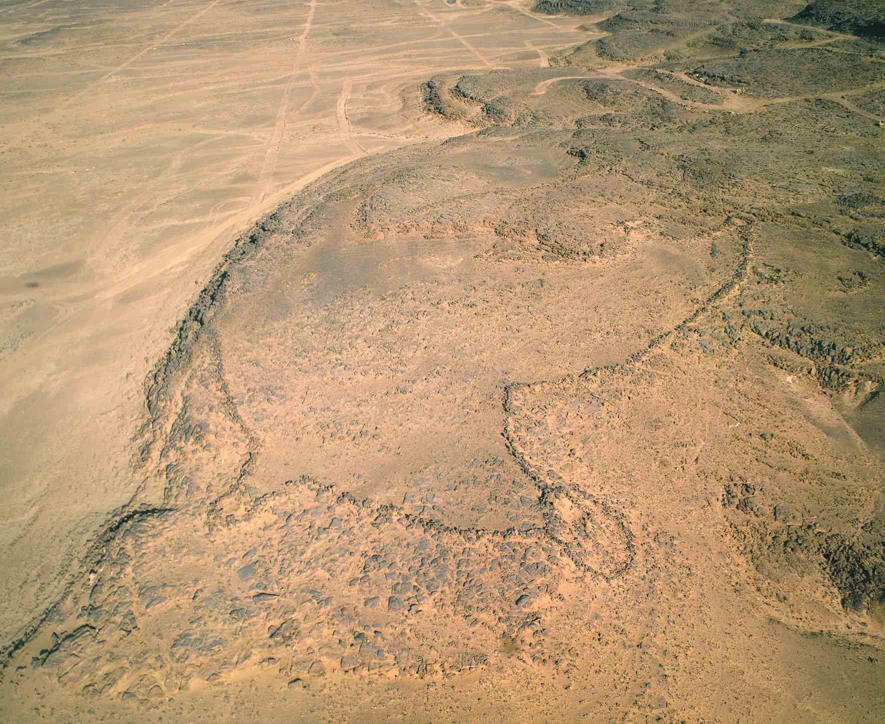 8,000 Jahre alte Felszeichnungen in Arabien sind möglicherweise die ältesten Baupläne für Megastrukturen der Welt 2