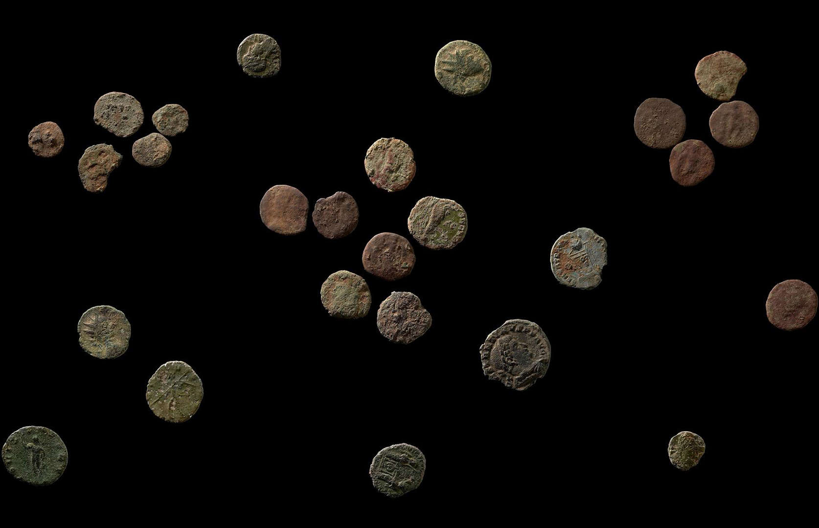 Избор на монети пронајдени на локацијата.