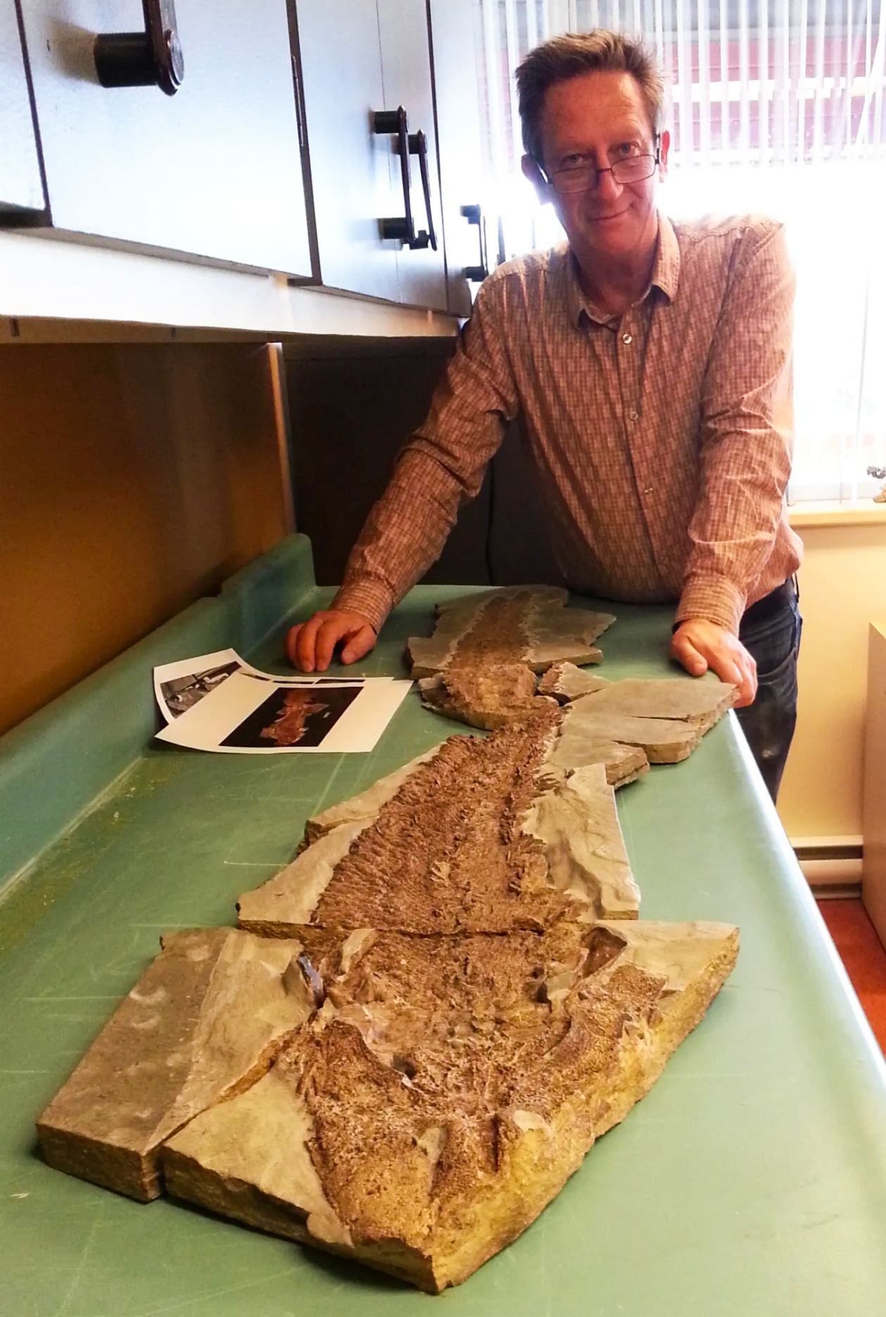 Professor John Long med Elpistostege fiskefossil fundet i Miguasha, Canada.