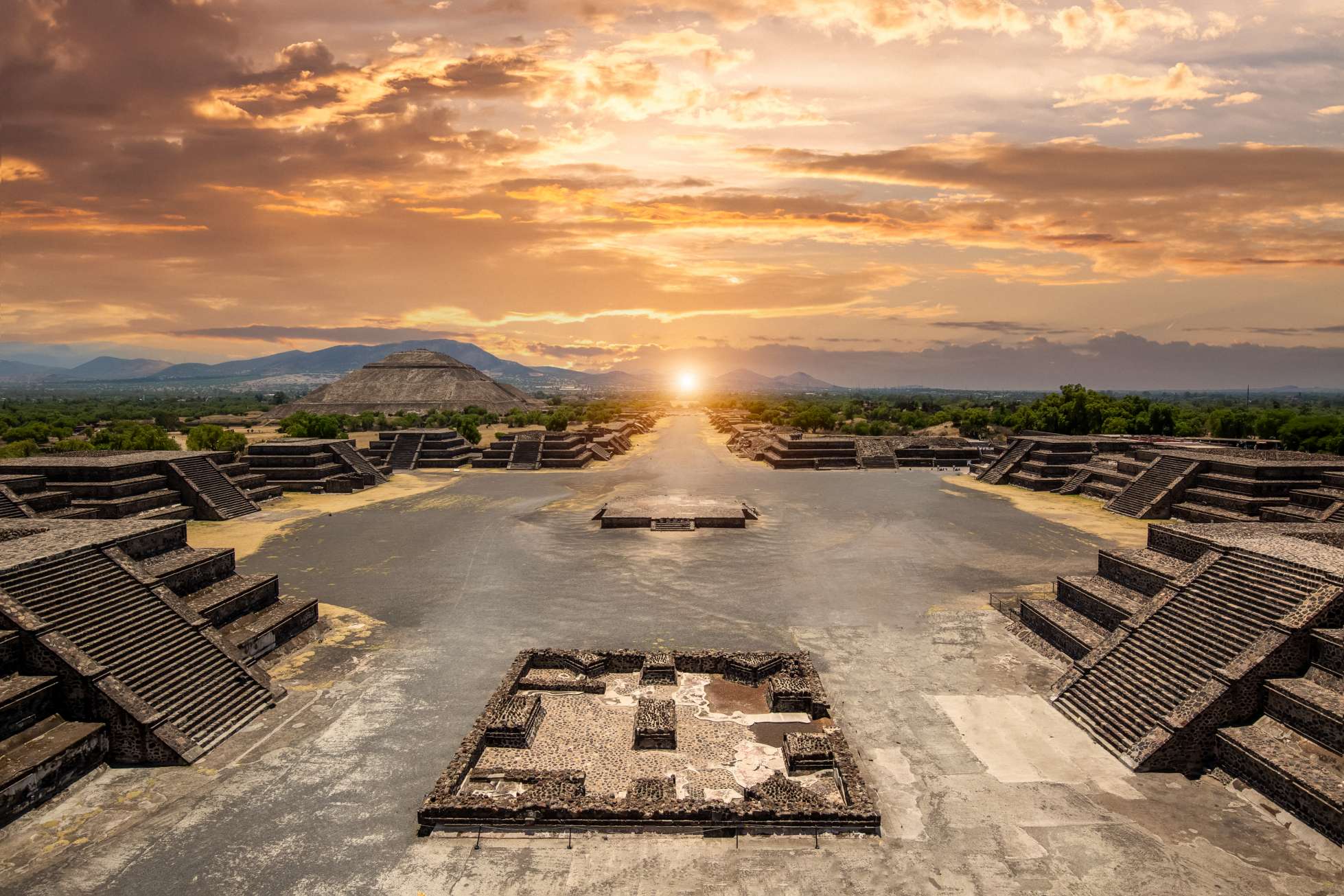 Dybt i hjertet af Mexico ligger et fascinerende arkæologisk sted, der har undret eksperter i århundreder. Teotihuacán, som betyder "stedet, hvor guderne blev skabt," er hjemsted for nogle af de mest imponerende pyramider og ruiner i hele Mellemamerika. Teotihuacán pyramids-komplekset ligger i det mexicanske højland og Mexico-dalen tæt på Mexico City. © iStock