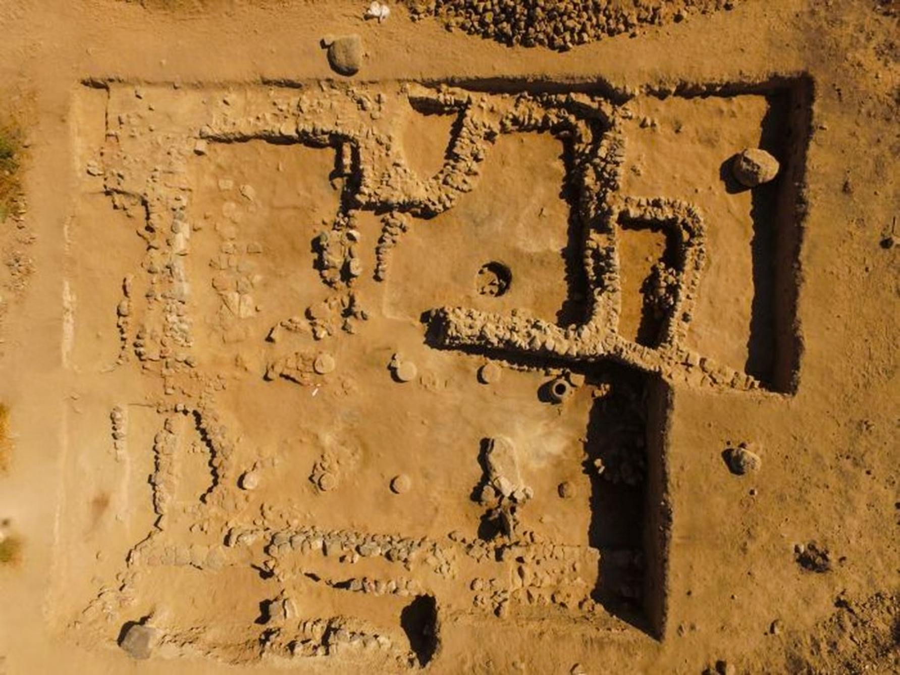 在这座建筑内，考古学家发现了大量的面粉。