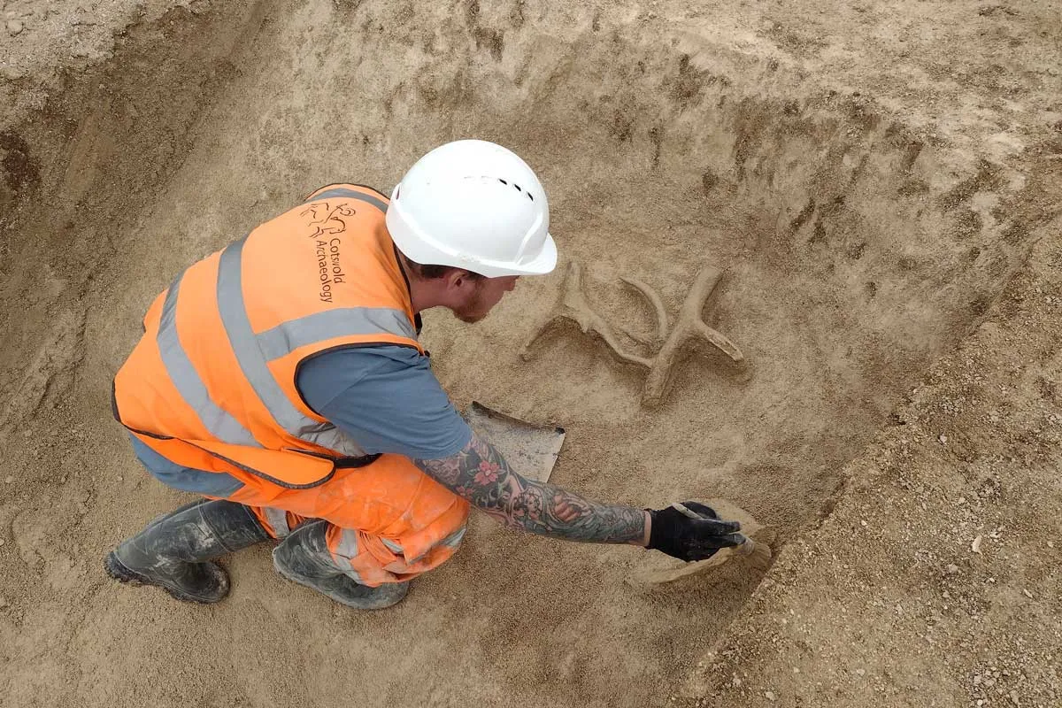 Откривање на гробишта од бронзено време во Солсбери, Англија 3