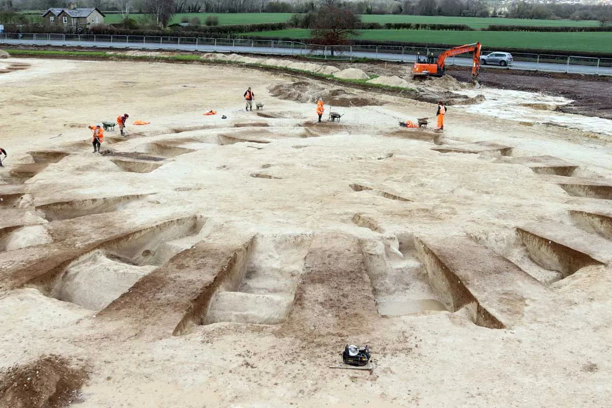 Freilegung eines Grabhügelfriedhofs aus der Bronzezeit in Salisbury, England 1