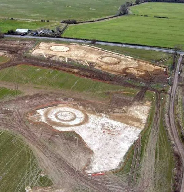 Salisbury, İngiltere'de Tunç Çağı'na ait bir höyük mezarlığının ortaya çıkarılması 2