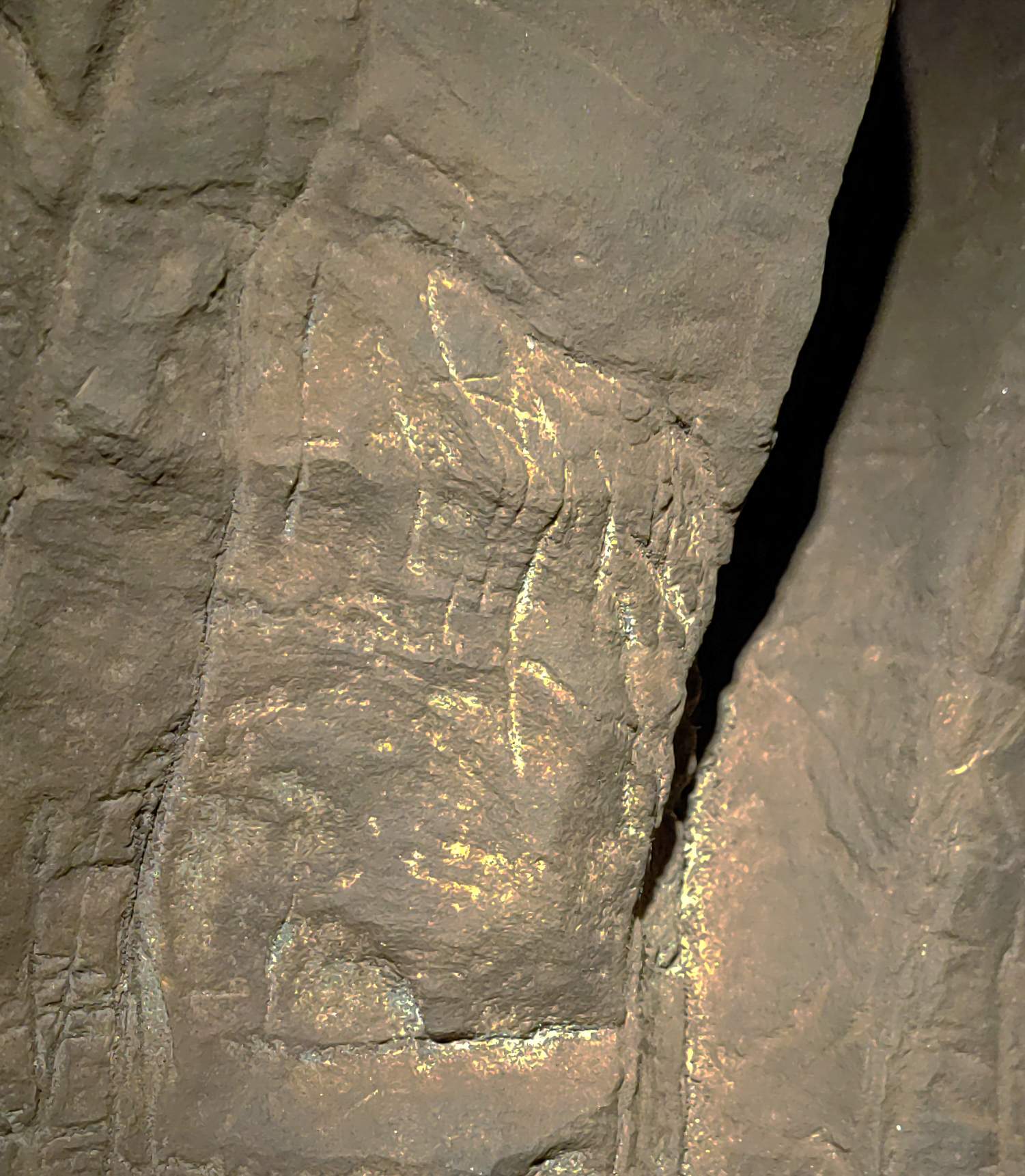 Gravures werden gevonden in de Hill Antechamber grafkamer, zoals een omgekeerde kruisvorm. Er is ook een materiaal over het oppervlak aangebracht om de niet-geometrische afbeeldingen bij weinig licht te benadrukken, hoewel dit nog niet is geanalyseerd.