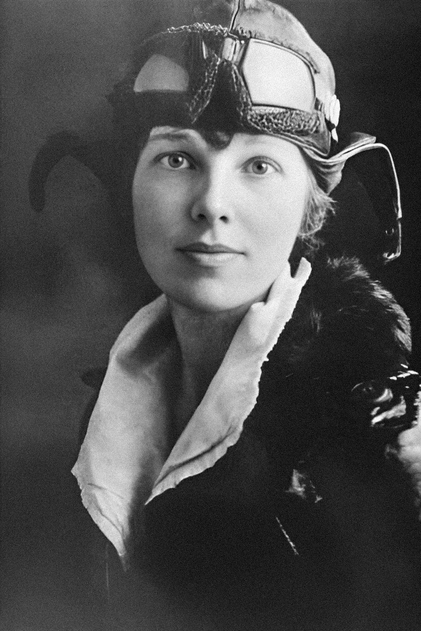 Amelia Mary Earhart (24 de julio de 1897 - desaparecida el 2 de julio de 1937) fue una pionera de la aviación estadounidense.