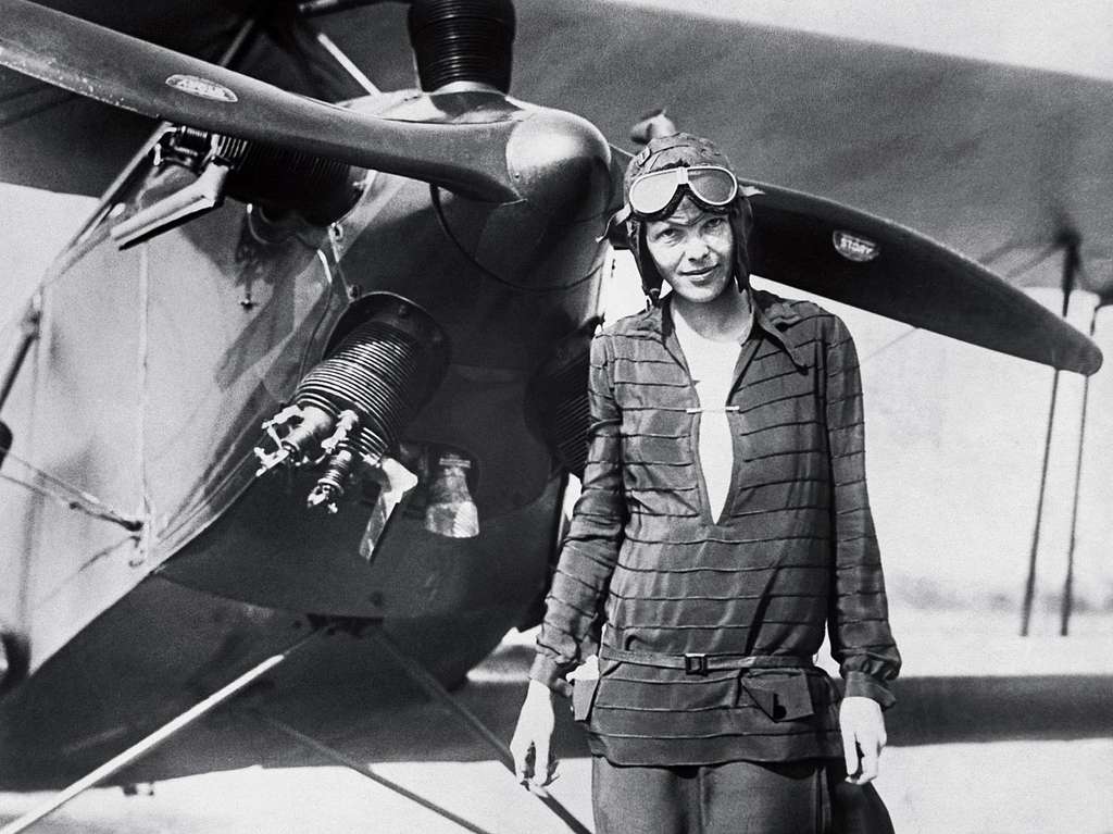 अमेलिया इयरहार्ट 14 जून, 1928 को न्यूफ़ाउंडलैंड में "फ्रेंडशिप" नामक अपने द्वि-विमान के सामने खड़ी थी।