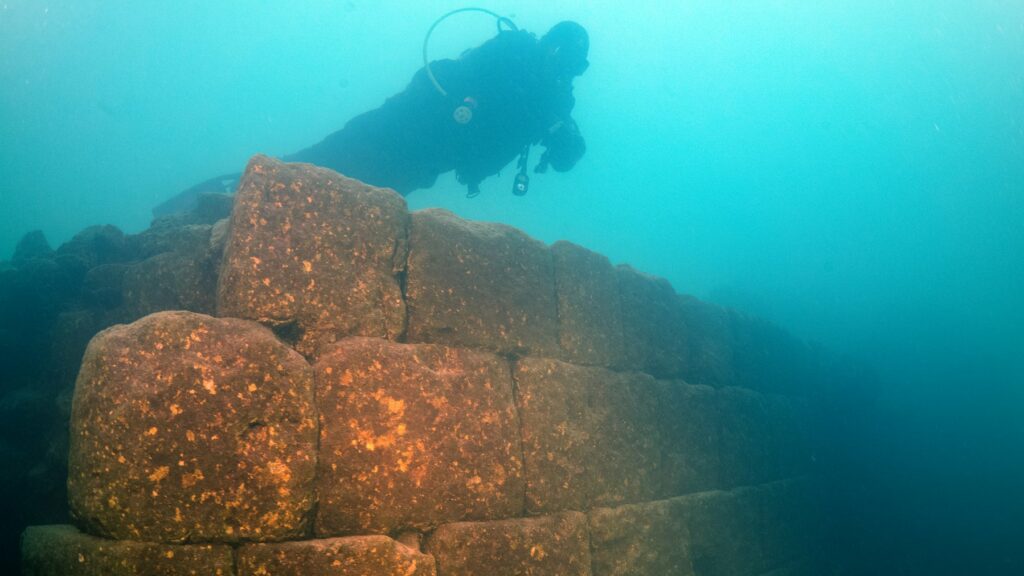 O misterioso castelo subaquático de Urartu de 3,000 anos é descoberto 6