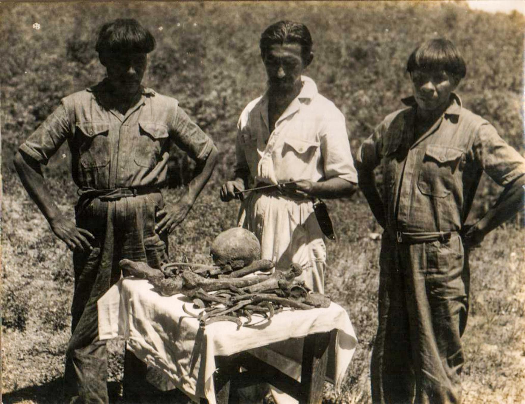 Orlando Villas Bôas e dois índios Kalapalo com o osso do Cel. Fawcett encontrou no local exato onde os anciãos relataram sua morte. foto de 1952. Arquivo CVB da família Villas Bôas