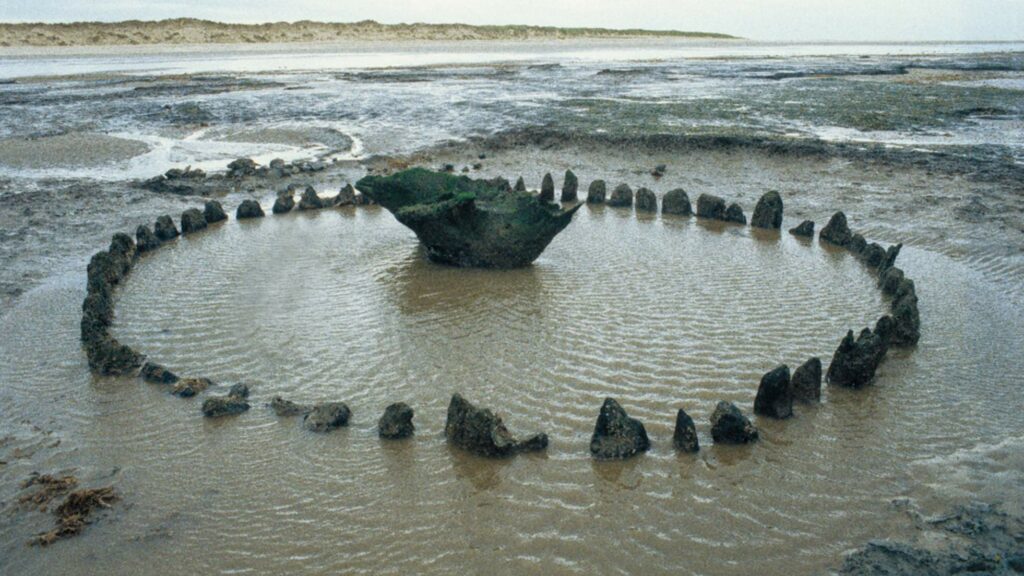 Seahenge: 4,000-year-old monument discovered in Norfolk 8