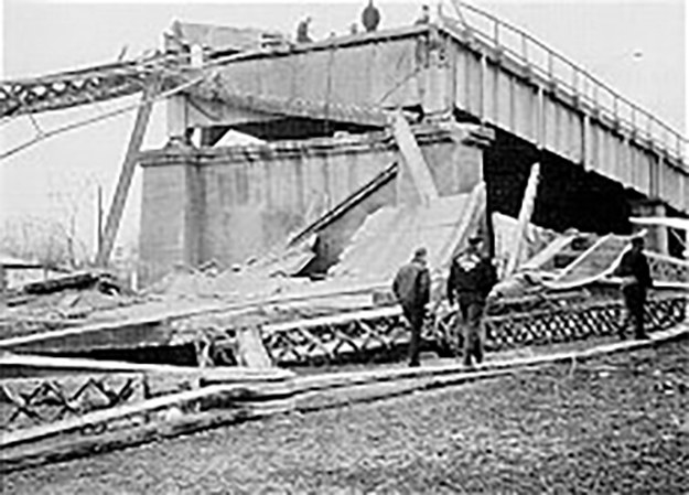 Em 15 de dezembro de 1967, a Silver Bridge em Point Pleasant desabou sob o peso do tráfego da hora do rush, resultando na morte de 46 pessoas. Duas das vítimas nunca foram encontradas. A investigação dos destroços apontou que a causa do colapso foi a falha de um único olhal em uma corrente de suspensão, devido a um pequeno defeito de 0.1 polegada (2.5 mm) de profundidade. Wikimedia Commons