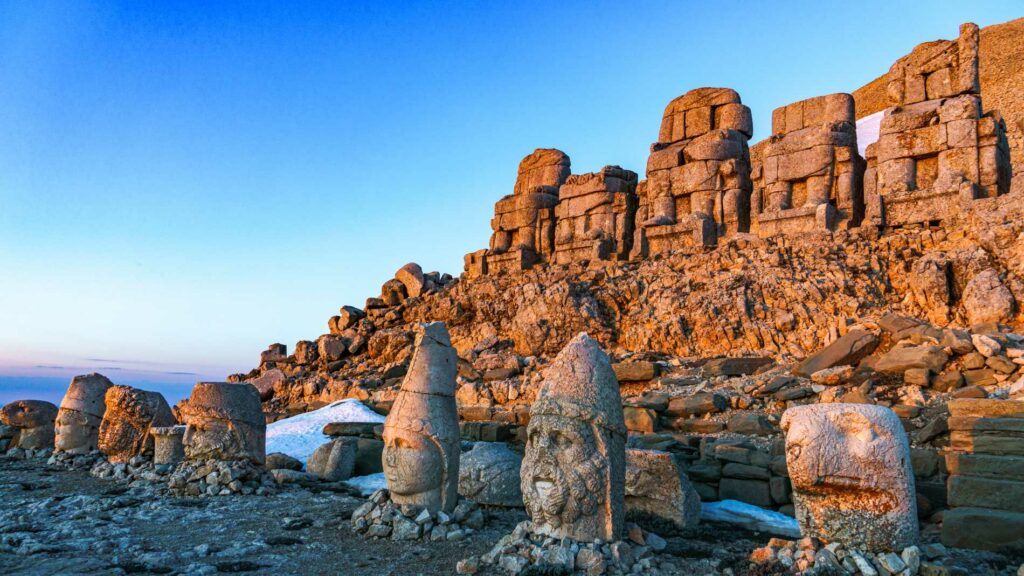 Mount Nemrut: Starobylá královská hrobová svatyně opředená legendami a architektonickými zázraky 1