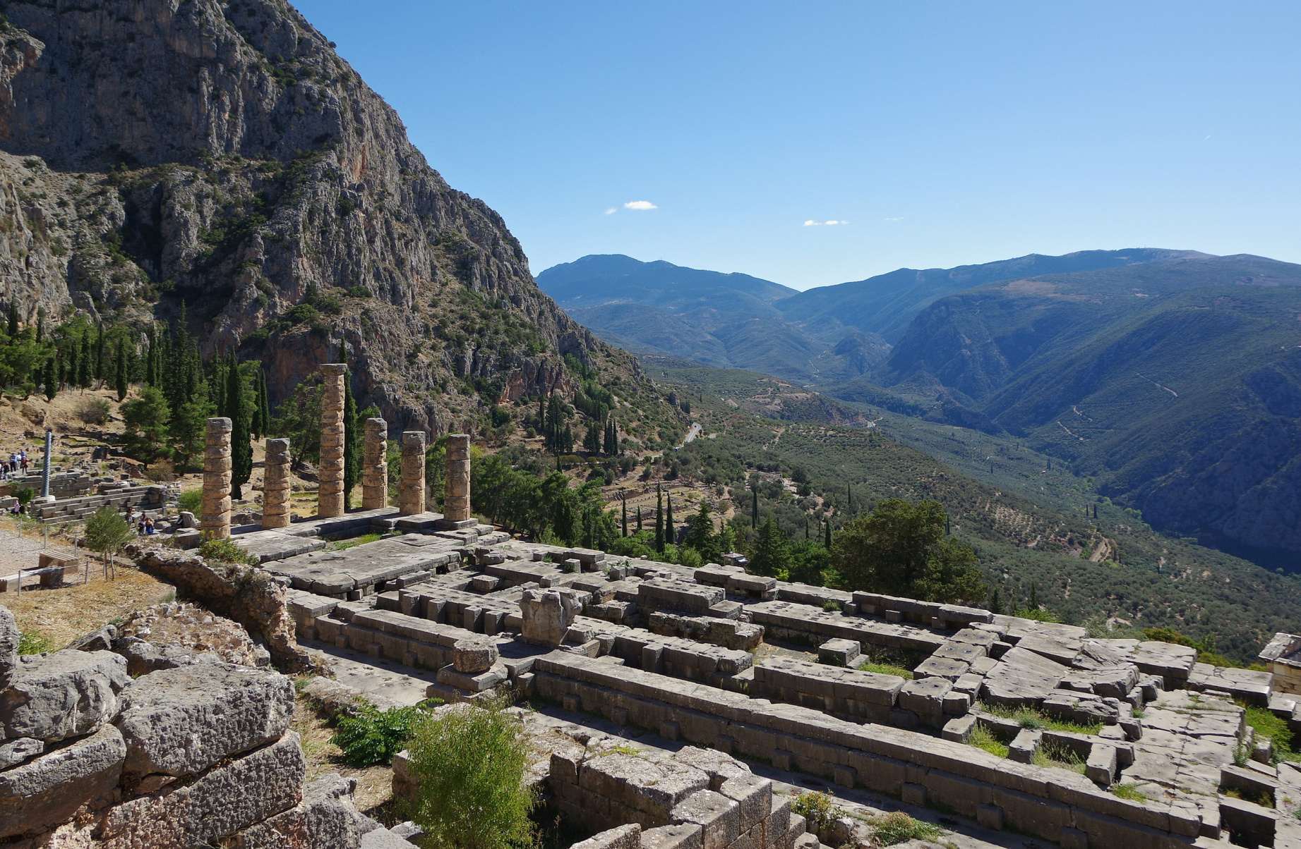 O Templo de Apolo/Delfos, onde Temistoclea viveu e ensinou seus caminhos a Pitágoras.